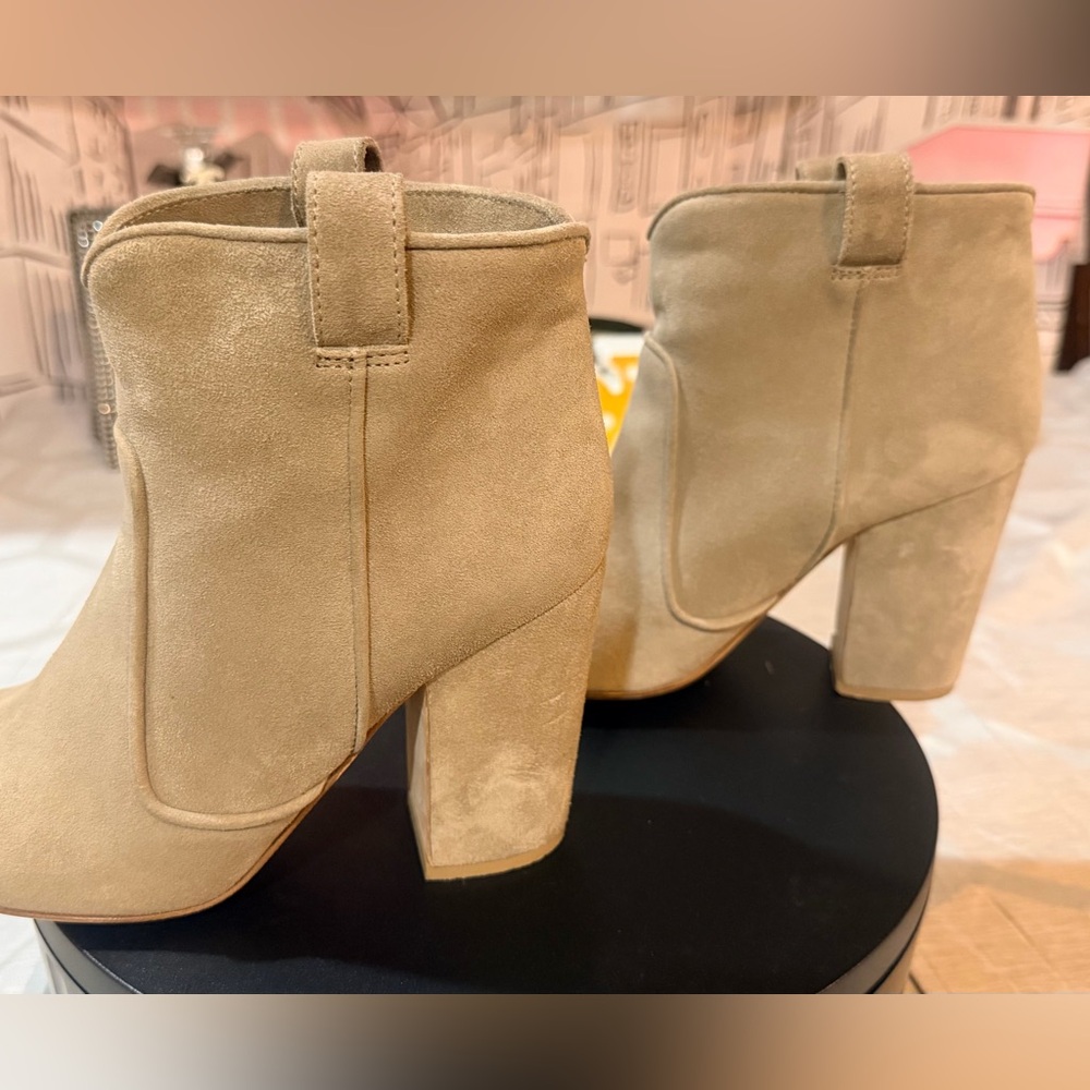 GUC👁️👀Laurence Dacade
Tan Suede Ankle Boots - Picture 3 of 11